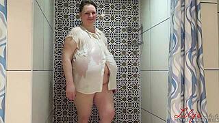 मेरे बड़े स्तन झुला रही हैं 😏