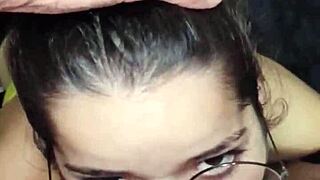 acabou de sair do banho e white moon chupou meu pau até gozar na cara