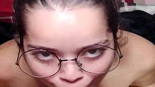 acabou de sair do banho e white moon chupou meu pau até gozar na cara