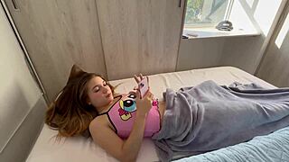 me follo a mi hermanastra cuando nadie ‘ta en casa, so wet!