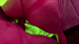 कंडोम टूट जाता है लेकिन पतली निम्फो जोर से चोदना जारी रखती है