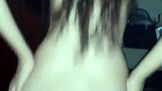 Puta novinha gemendo dando buceta e cuzinho no creampie