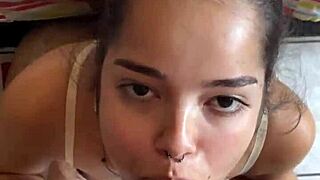 Novinha debora prado caindo de boca em pau veiudo para fazer um boquete profundo e desleixado.