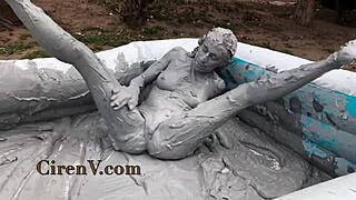 ever tried clay sploshing in the pool like ciren v does?