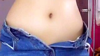 Vietnamese Girl Shows Off Online