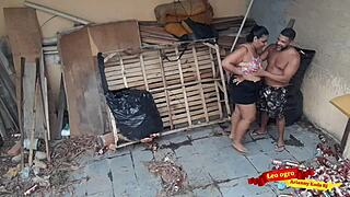 Gordinha gostosa deu o cu para o cunhado na casa abandonada.