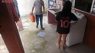 मैंने वॉशिंग मशीन टेक को अपनी गांड से पेमेंट किया जब हसबैंड बाहर था। उसके हॉट ब्राजीलियन आकर्षण का विरोध नहीं कर सकी!