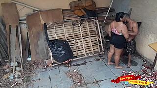 Gordinha gostosa deu o cu para o cunhado na casa abandonada.