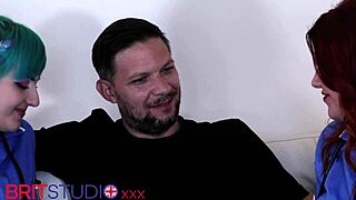 देखना चाहते हो दो ब्रिटिश नर्सेज़ को पेशेंट को बारी-बारी से बांग करते हुए?