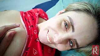 वाह! देखो मेरा पति दोस्त को लाता है मुझे रॉ पाउंड करने के लिए!