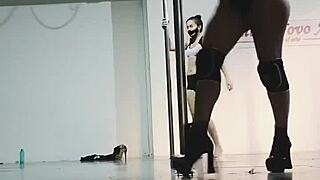 अर्जेंटिनियन डॉक्टर हॉस्पिटल में पोल पर डांस करके कर्व्स दिखाती है।