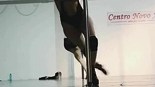 अर्जेंटिनियन डॉक्टर हॉस्पिटल में पोल पर डांस करके कर्व्स दिखाती है।