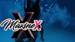 अरे, देखना चाहोगे मैक्सिन अपना डिल्डो अपनी काली चूत में गहरा डाल रही है?