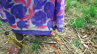 इंडियन कपल जंगल में आउटडोर में वाइल्ड होता है। और देखना चाहते हो?