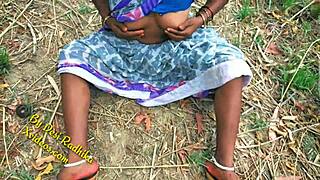 इंडियन कपल जंगल में आउटडोर में वाइल्ड होता है। और देखना चाहते हो?