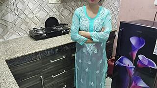 देसी सौतेली मॉम बिग बूब्स के साथ मुझे किचन फकिंग ट्रिक्स सिखाती है