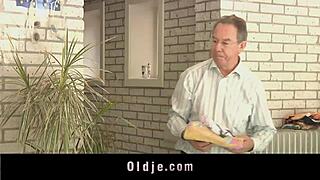 स्वीट रेडहेड युवती 18+ 18+ पुराने आदमी का लंड पूलसाइड पर चूसती है सेक्स 😏