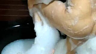 Na banheira do motel se masturbando gostoso e gozando no consolo gigante - morena gaucha hot 😍