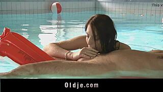 स्वीट रेडहेड युवती 18+ 18+ पुराने आदमी का लंड पूलसाइड पर चूसती है सेक्स 😏