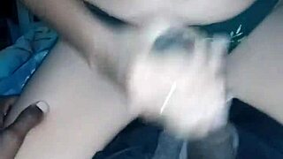 क्यूट फेस हॉट मिल्फ एडरेस यंग मैन की वर्ल्ड को एलियास कैश के साथ रॉक करती है