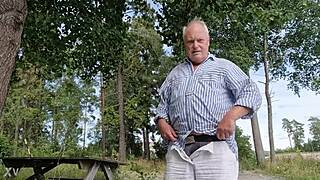 jovencita hondureña flashes huge natural tits on the street!