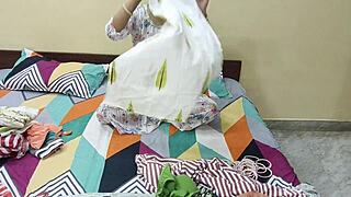 वैलरीनोवा बिग टिट्स और टॉयज़ से ऑनलाइन चैट करती है