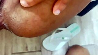 Arrombei o cuzinho da minha empregada gozei dentro