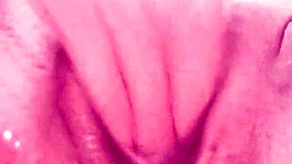 Marca comigo e vem enfiar seu cacete nessa buceta gulosa e puta e adoro que esporrem na minha boca tambem vem estou esperando