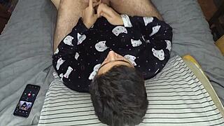 बिस्तर से पहले हैंडजॉब और मुँह में कुम, कितना मीठा!