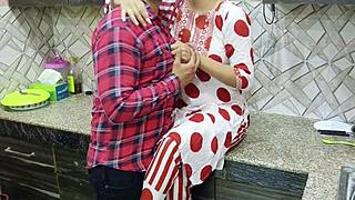 सेक्सी स्टेपमॉम सारा मुझे किचन में जल्दी असफक करती है!