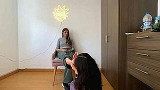 गर्म कोलंबियाई समलैंगिक महिलाएं किंकी फेटिश प्ले में डुबकी लगाती हैं