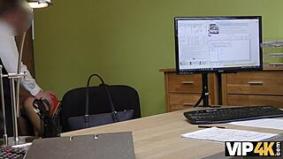 Desempleada sin familia, desnuda para sobrevivir en casting