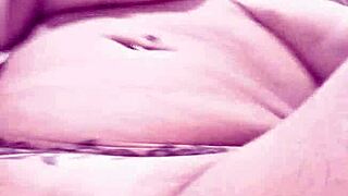 Marca comigo e vem enfiar seu cacete nessa buceta gulosa e puta e adoro que esporrem na minha boca tambem vem estou esperando