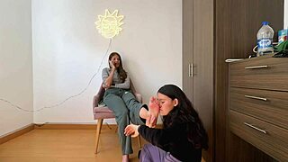 गर्म कोलंबियाई समलैंगिक महिलाएं किंकी फेटिश प्ले में डुबकी लगाती हैं