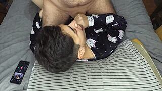 बिस्तर से पहले हैंडजॉब और मुँह में कुम, कितना मीठा!