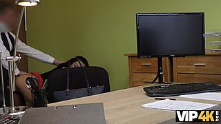 Desempleada sin familia, desnuda para sobrevivir en casting