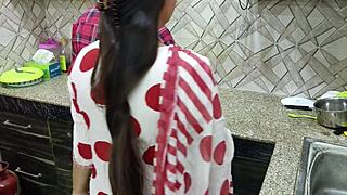 सेक्सी स्टेपमॉम सारा मुझे किचन में जल्दी असफक करती है!