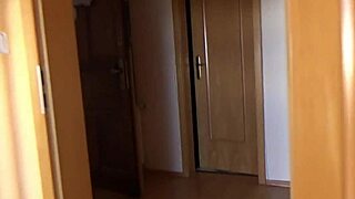 बैकस्टेज में बड़ा लंड थ्रीसम ब्लोजॉब