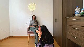 गर्म कोलंबियाई समलैंगिक महिलाएं किंकी फेटिश प्ले में डुबकी लगाती हैं