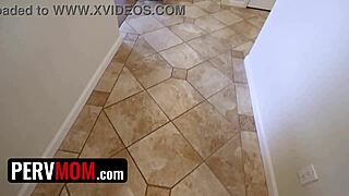 पर्वमॉम - बस्टि मिल्फ अनिसा केट सेक्सी लिंगरी में स्टेपसन को टिज करती है वाइल्ड फन के लिए