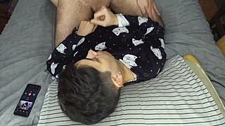 बिस्तर से पहले हैंडजॉब और मुँह में कुम, कितना मीठा!