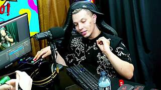 Buceta peludinha de Victoria camargo é show na mesa