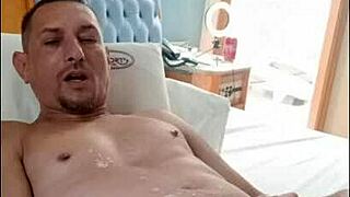 wanna see a good cumshot from this gay guy?