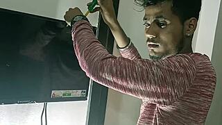 टीवी मैकेनिक डिवोर्स्ड भाभी को उसके बड़े टिट्स इशू में बंगाली स्टोरी में हेल्प करता है