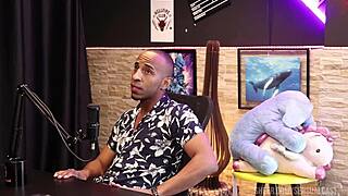 i see the bangladeshi girl squirting in group.