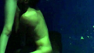 despu�s de la fiesta me escap� de casa para irme a follar al vecino