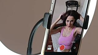 फिट लड़कियां पड़ोसी को थ्रीसम चुदाई के लिए बुलाती हैं!