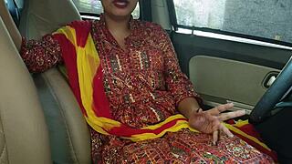 पंजाबी वाइफ हसबैंड द्वारा कार में फक होती है