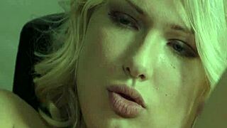 Babe fingers herself to orgasm solo