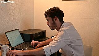 फिट लड़कियां पड़ोसी को थ्रीसम चुदाई के लिए बुलाती हैं!